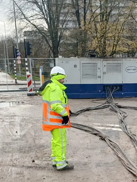 Medewerker in veiligheidskleding op een bouwplaats
