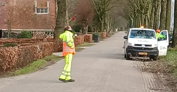 Verkeersregelaar aan het werk bij een project in Haarlem
